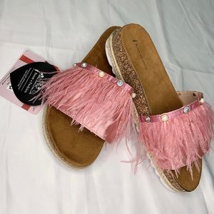 SOLD Pink feather slides pearl/rhinestone trim 💕